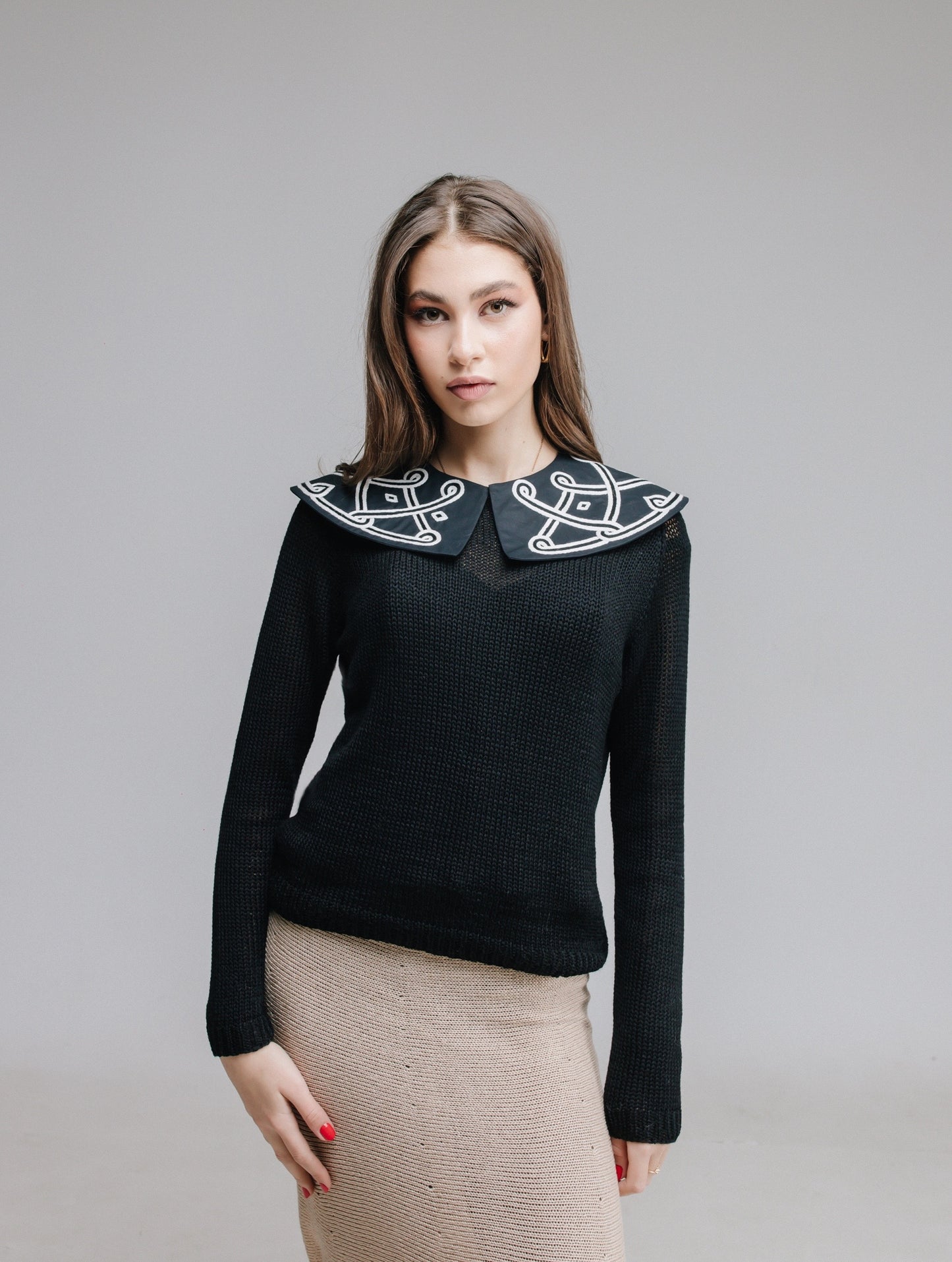Woolen pullover with hand-embroidered cotton collar