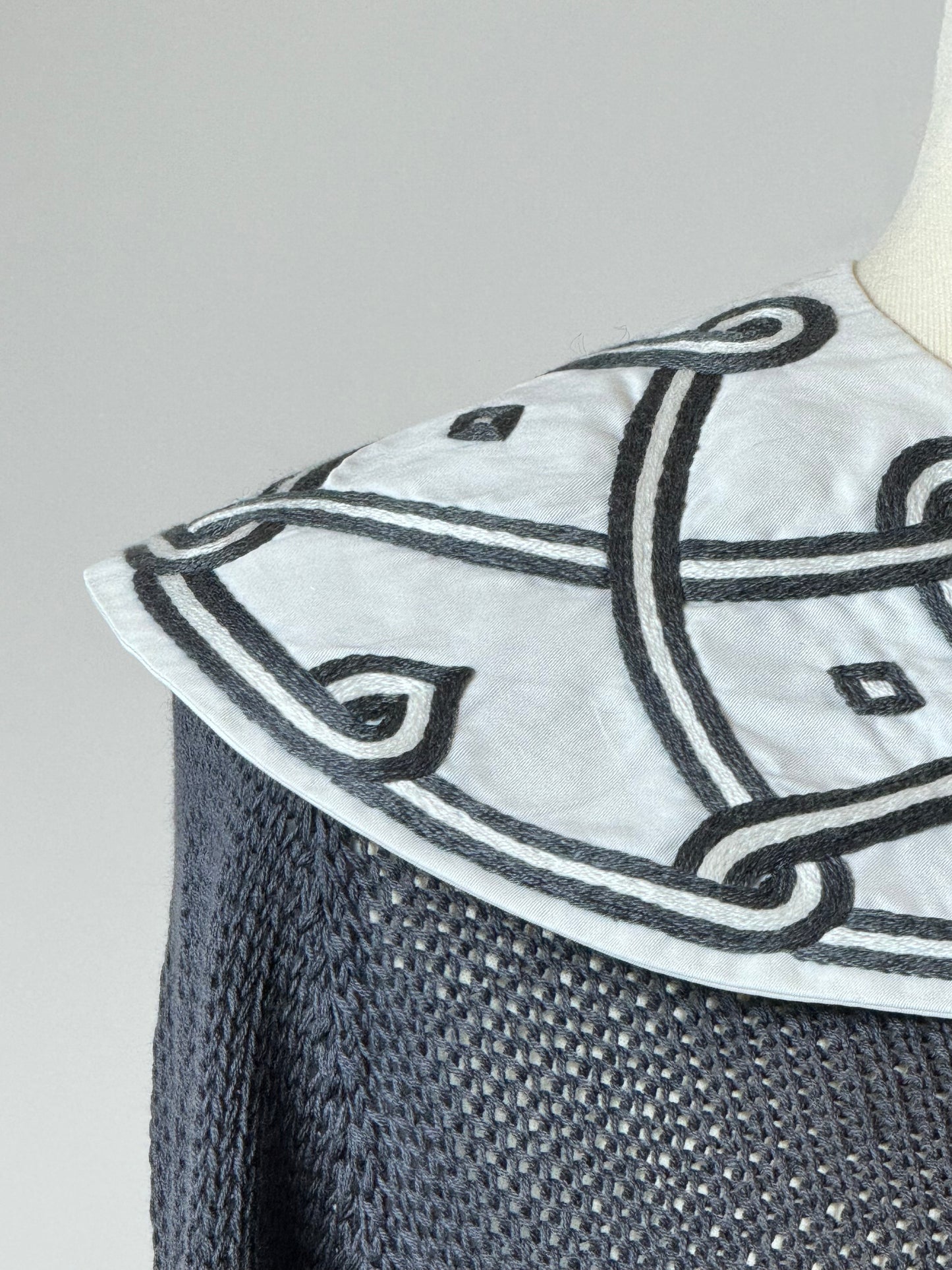 Cotton pullover with hand-embroidered cotton collar