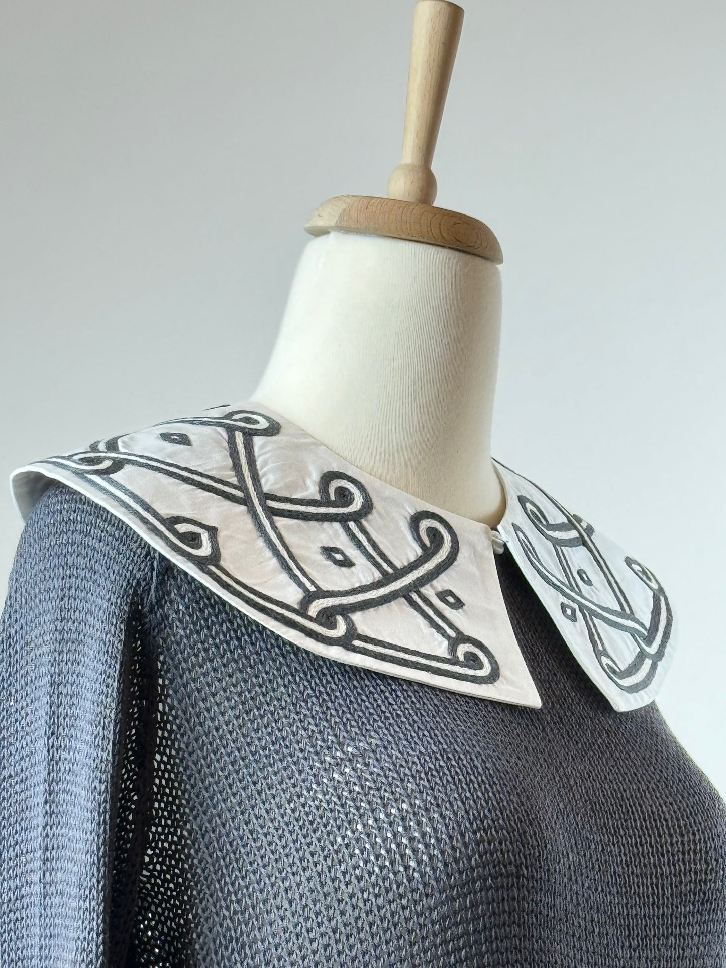 Cotton pullover with hand-embroidered cotton collar