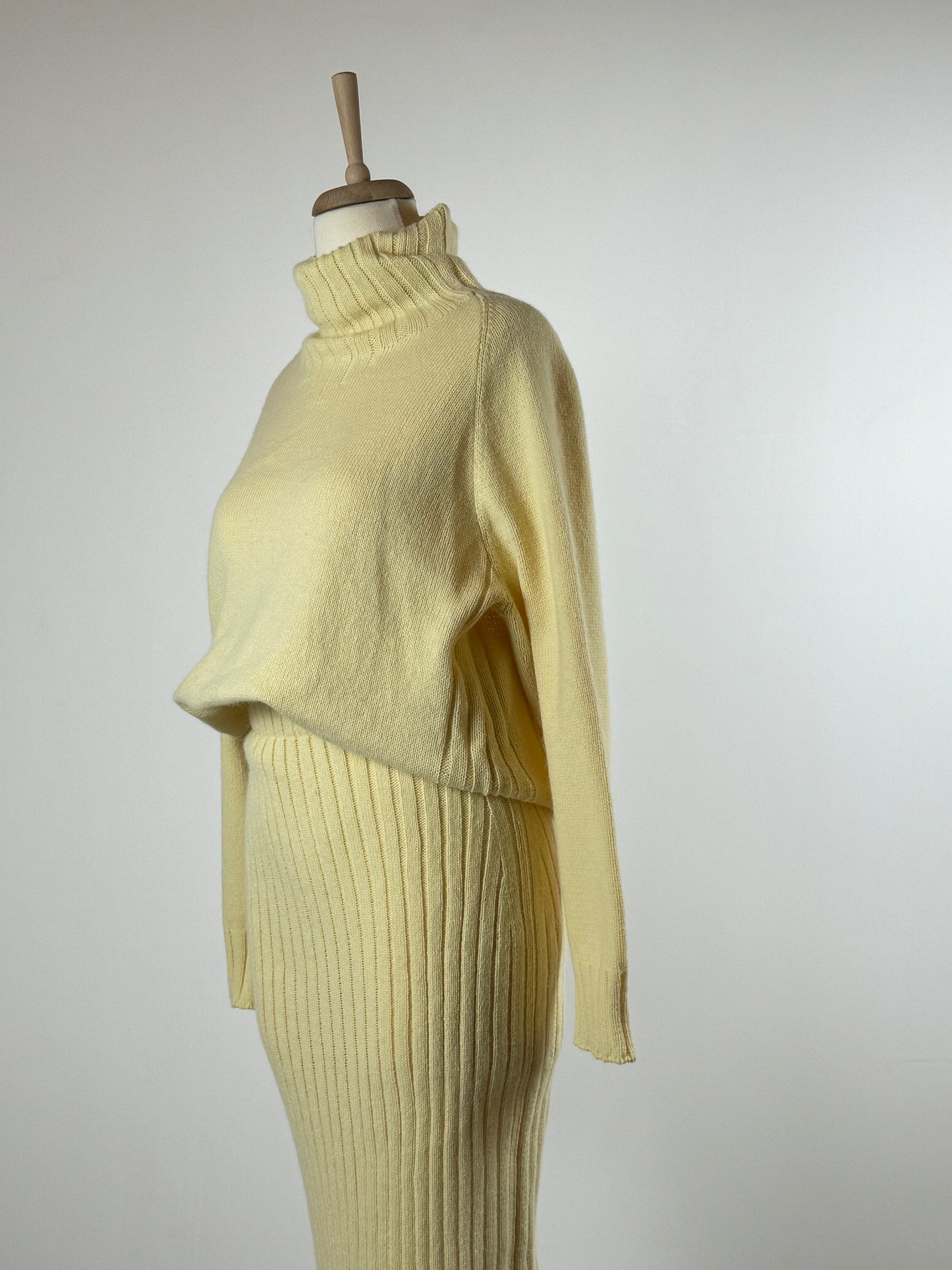 Woolen ribbed skirt and pullover
