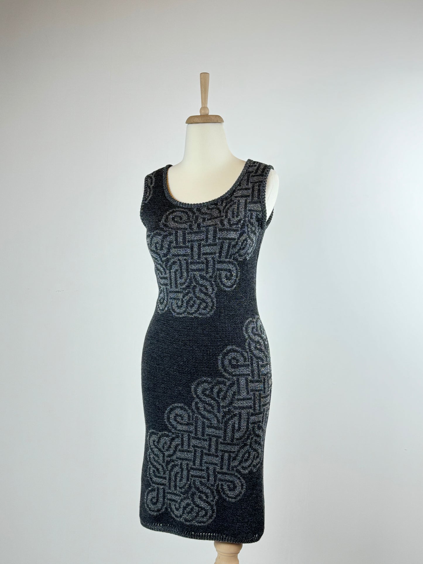 ნაქსოვი კაბა ქართული ორნამენტებით/Fine Italian merino wool dress with ornaments.