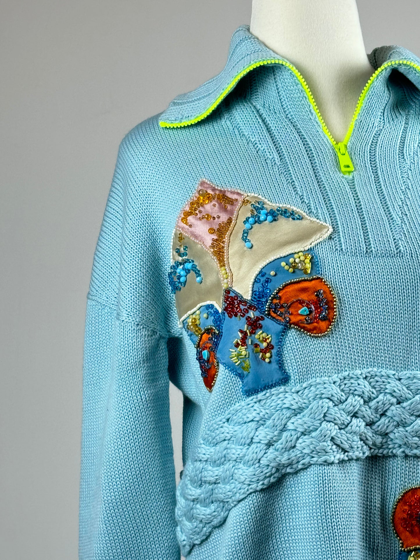 ცისფერი ჯერპრი ელვა-შესაკრავით და აპლიკაციებით/Blue virgin wool Pullover with embroidery