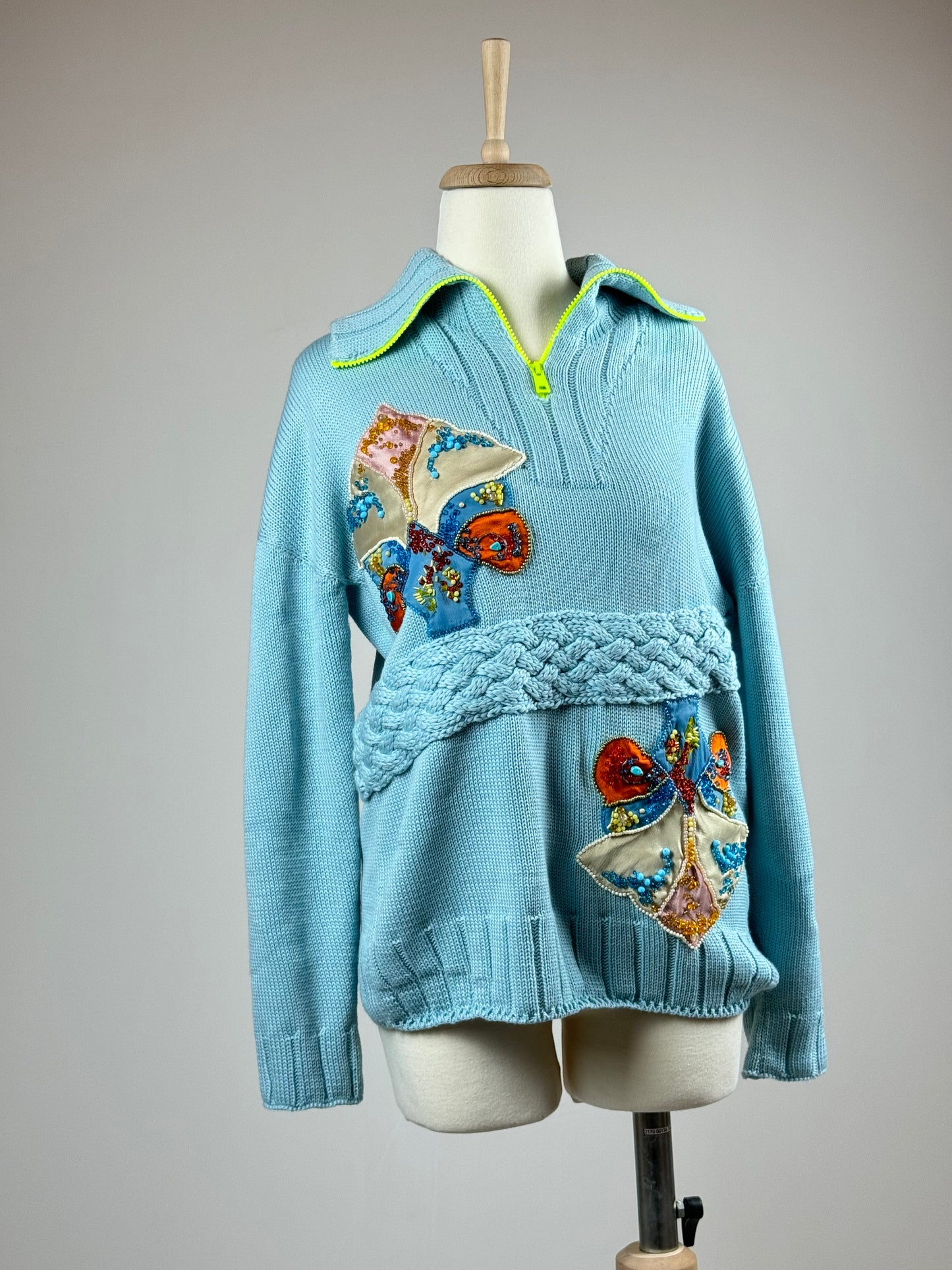 ცისფერი ჯერპრი ელვა-შესაკრავით და აპლიკაციებით/Blue virgin wool Pullover with embroidery